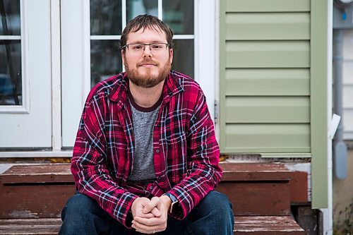 MIKAELA MACKENZIE / WINNIPEG FREE PRESS

 Chris Taylor, a US resident who is voting from Winnipeg poses for a photo at his house in Winnipeg on Wednesday, Oct. 28, 2020. For Malak Abas story.

Winnipeg Free Press 2020