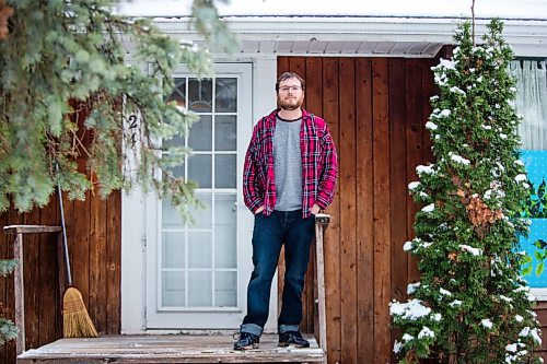 MIKAELA MACKENZIE / WINNIPEG FREE PRESS

 Chris Taylor, a US resident who is voting from Winnipeg poses for a photo at his house in Winnipeg on Wednesday, Oct. 28, 2020. For Malak Abas story.

Winnipeg Free Press 2020