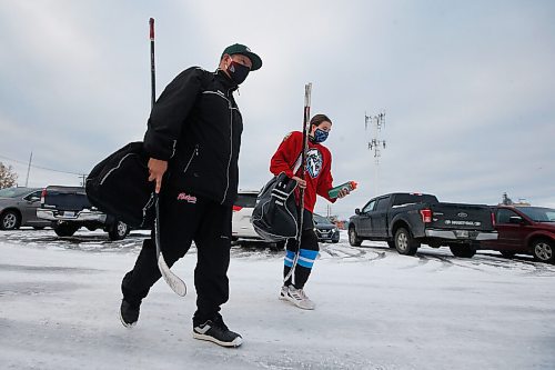 JOHN WOODS / WINNIPEG FREE PRESS
Shaun Chornley, president of the St Boniface Minor Hockey Association, and his daughter Payton enter Maginot Arena for a practice in Winnipeg, Wednesday, October 28, 2020. 

Reporter: McIntyre