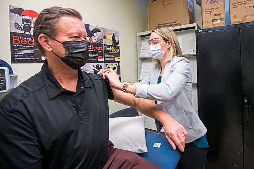 MIKAELA MACKENZIE / WINNIPEG FREE PRESS

Tom Brodbeck gets a flu shot from Dr. Joss Reimer, medical officer for the province, in Winnipeg on Thursday, Oct. 29, 2020. For Tom story.

Winnipeg Free Press 2020