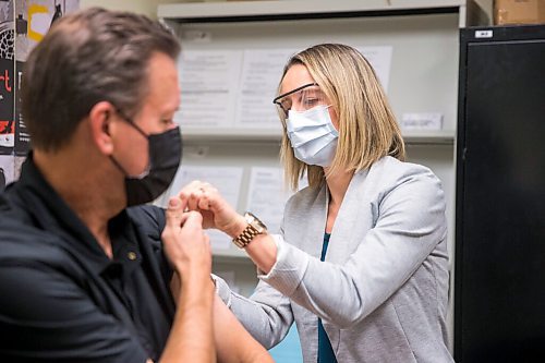 MIKAELA MACKENZIE / WINNIPEG FREE PRESS

Tom Brodbeck gets a flu shot from Dr. Joss Reimer, medical officer for the province, in Winnipeg on Thursday, Oct. 29, 2020. For Tom story.

Winnipeg Free Press 2020