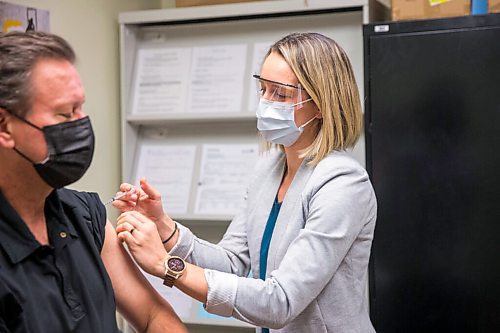 MIKAELA MACKENZIE / WINNIPEG FREE PRESS

Tom Brodbeck gets a flu shot from Dr. Joss Reimer, medical officer for the province, in Winnipeg on Thursday, Oct. 29, 2020. For Tom story.

Winnipeg Free Press 2020