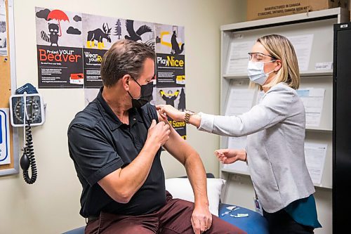 MIKAELA MACKENZIE / WINNIPEG FREE PRESS

Tom Brodbeck gets a flu shot from Dr. Joss Reimer, medical officer for the province, in Winnipeg on Thursday, Oct. 29, 2020. For Tom story.

Winnipeg Free Press 2020