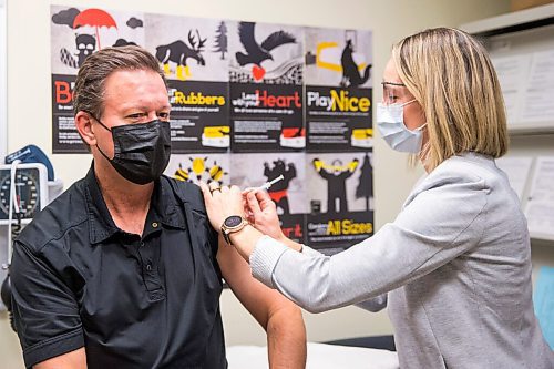 MIKAELA MACKENZIE / WINNIPEG FREE PRESS

Tom Brodbeck gets a flu shot from Dr. Joss Reimer, medical officer for the province, in Winnipeg on Thursday, Oct. 29, 2020. For Tom story.

Winnipeg Free Press 2020