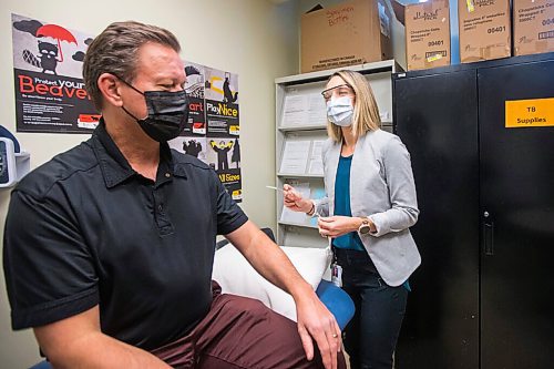 MIKAELA MACKENZIE / WINNIPEG FREE PRESS

Tom Brodbeck gets a flu shot from Dr. Joss Reimer, medical officer for the province, in Winnipeg on Thursday, Oct. 29, 2020. For Tom story.

Winnipeg Free Press 2020