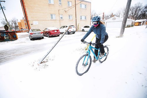 JOHN WOODS / WINNIPEG FREE PRESS
Emily Payne, a staffer at Bikes And Beyond, who has been winter riding for the past three years in Winnipeg is photographed Thursday, October 29, 2020. 

Reporter: Waldman