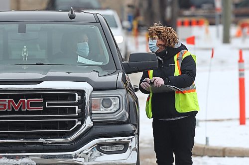 MIKE DEAL / WINNIPEG FREE PRESS
People line up in their cars to get tested at the COVID-19 testing site at 1284 Main Street, Friday morning. 
201030 - Friday, October 30, 2020