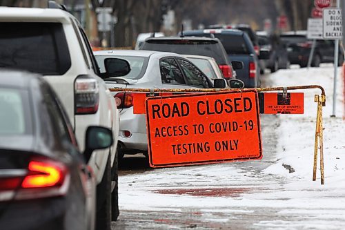 MIKE DEAL / WINNIPEG FREE PRESS
People line up in their cars to get tested at the COVID-19 testing site at 1284 Main Street, Friday morning. 
201030 - Friday, October 30, 2020