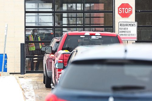 MIKE DEAL / WINNIPEG FREE PRESS
People line up in their cars to get tested at the COVID-19 testing site at 1284 Main Street, Friday morning. 
201030 - Friday, October 30, 2020