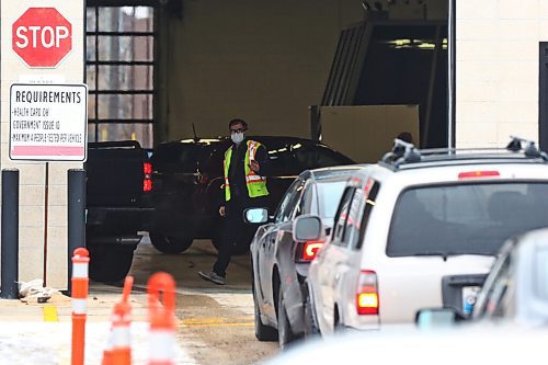 MIKE DEAL / WINNIPEG FREE PRESS
People line up in their cars to get tested at the COVID-19 testing site at 1284 Main Street, Friday morning. 
201030 - Friday, October 30, 2020