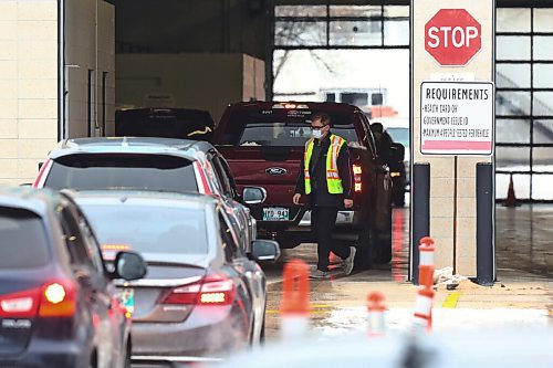 MIKE DEAL / WINNIPEG FREE PRESS
People line up in their cars to get tested at the COVID-19 testing site at 1284 Main Street, Friday morning. 
201030 - Friday, October 30, 2020