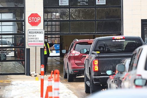 MIKE DEAL / WINNIPEG FREE PRESS
People line up in their cars to get tested at the COVID-19 testing site at 1284 Main Street, Friday morning. 
201030 - Friday, October 30, 2020