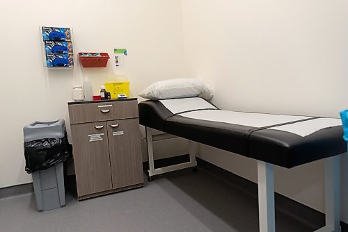 JESSE BOILY  / WINNIPEG FREE PRESS
A private room with a bed for clients who may need to lie down at Dynacares new location at 3-1581 Regent Avenue on Friday. The new facility is better spaced for physical distancing. Friday, Oct. 30, 2020.
Reporter: Malak Abas