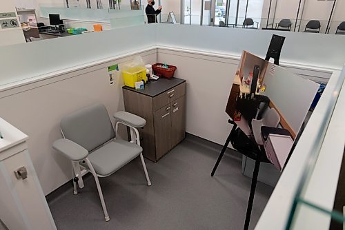 JESSE BOILY  / WINNIPEG FREE PRESS
A screening cubical with a photo of pervious rooms in older centres at Dynacares new location at 3-1581 Regent Avenue on Friday. The new facility is better spaced for physical distancing. Friday, Oct. 30, 2020.
Reporter: Malak Abas