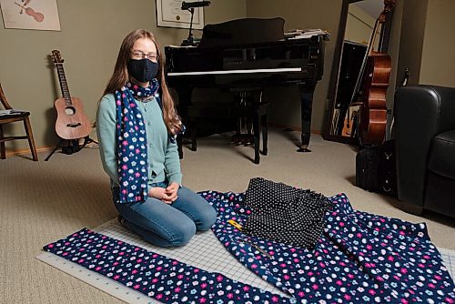 JESSE BOILY  / WINNIPEG FREE PRESS
Estella Roberts, 16, the grade 11 student, works on one of the scarfs she is making for the Main Street Project at her home on Friday. Friday, Oct. 30, 2020.
Reporter: