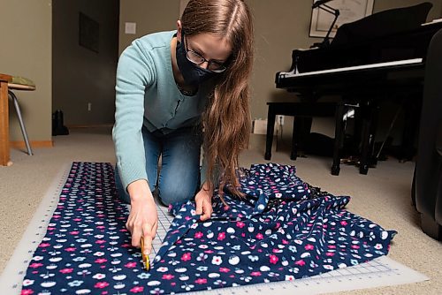 JESSE BOILY  / WINNIPEG FREE PRESS
Estella Roberts, 16, the grade 11 student, works on one of the scarfs she is making for the Main Street Project at her home on Friday. Friday, Oct. 30, 2020.
Reporter: