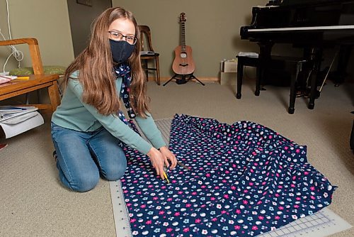 JESSE BOILY  / WINNIPEG FREE PRESS
Estella Roberts, 16, the grade 11 student, works on one of the scarfs she is making for the Main Street Project at her home on Friday. Friday, Oct. 30, 2020.
Reporter: