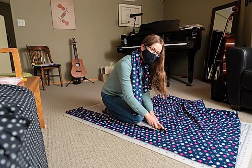 JESSE BOILY  / WINNIPEG FREE PRESS
Estella Roberts, 16, the grade 11 student, works on one of the scarfs she is making for the Main Street Project at her home on Friday. Friday, Oct. 30, 2020.
Reporter: