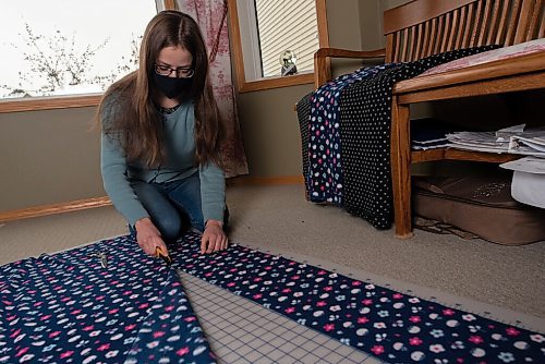 JESSE BOILY  / WINNIPEG FREE PRESS
Estella Roberts, 16, the grade 11 student, works on one of the scarfs she is making for the Main Street Project at her home on Friday. Friday, Oct. 30, 2020.
Reporter: