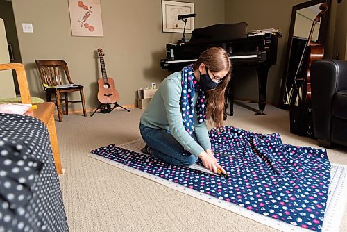 JESSE BOILY  / WINNIPEG FREE PRESS
Estella Roberts, 16, the grade 11 student, works on one of the scarfs she is making for the Main Street Project at her home on Friday. Friday, Oct. 30, 2020.
Reporter: