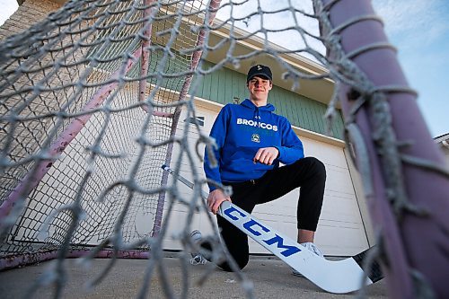 JOHN WOODS / WINNIPEG FREE PRESS
Isaac Poulter, a Swift Current Broncos goalie who is heading to Whitecourt AJHL until the WHL season starts, is photographed outside his home in Winnipeg Sunday, November 1, 2020. 

Reporter: Sawatzky