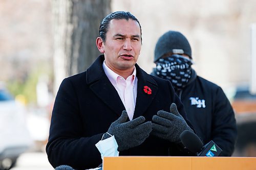 JOHN WOODS / WINNIPEG FREE PRESS
Chris Graves, Owner of Kings Head Pub, listens in as Wab Kinew, Leader of the Manitoba NDP, speaks at a press conference on provincial governments reaction to COVID-19 in Winnipeg Sunday, November 1, 2020. 

Reporter: Kellen