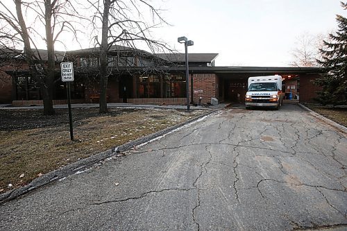 JOHN WOODS / WINNIPEG FREE PRESS
Paramedics attend Maples Personal Care Home in Winnipeg Sunday, November 1, 2020. COVID-19 deaths have occurred at the seniors residence. 

Reporter: ?