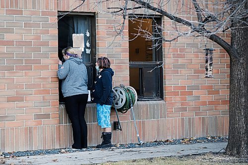 JOHN WOODS / WINNIPEG FREE PRESS
People talk to a resident at Maples Personal Care Home in Winnipeg Sunday, November 1, 2020. COVID-19 deaths have occurred at the seniors residence. 

Reporter: ?
