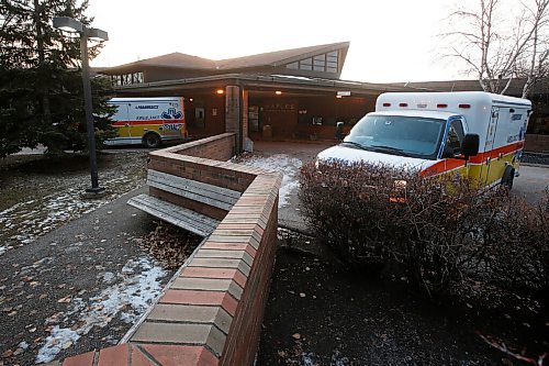 JOHN WOODS / WINNIPEG FREE PRESS
Fire/Paramedics attend Maples Personal Care Home in Winnipeg Sunday, November 1, 2020. COVID-19 deaths have occurred at the seniors residence. 

Reporter: ?