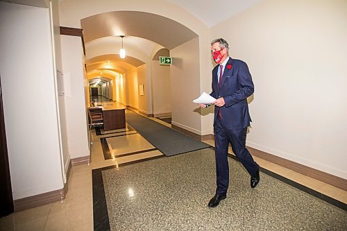 MIKAELA MACKENZIE / WINNIPEG FREE PRESS

Premier Brian Pallister walks to a press conference at the Manitoba Legislative Building in Winnipeg on Monday, Nov. 2, 2020. For Carol Sanders story.

Winnipeg Free Press 2020