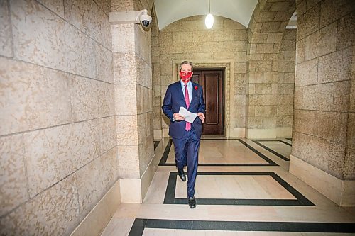 MIKAELA MACKENZIE / WINNIPEG FREE PRESS

Premier Brian Pallister walks to a press conference at the Manitoba Legislative Building in Winnipeg on Monday, Nov. 2, 2020. For Carol Sanders story.

Winnipeg Free Press 2020