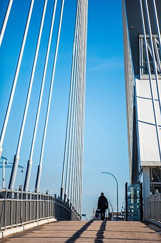 MIKAELA MACKENZIE / WINNIPEG FREE PRESS

Folks cross the Esplanade Riel during a warm, sunny day in Winnipeg on Tuesday, Nov. 3, 2020. Standup.

Winnipeg Free Press 2020