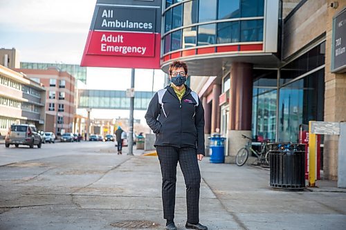 MIKAELA MACKENZIE / WINNIPEG FREE PRESS

Darlene Jackson, president of the Manitoba Nurses Union, poses for a portrait in front of the Health Sciences Centre in Winnipeg on Wednesday, Nov. 4, 2020. For Dylan story.

Winnipeg Free Press 2020