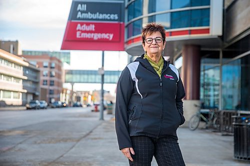 MIKAELA MACKENZIE / WINNIPEG FREE PRESS

Darlene Jackson, president of the Manitoba Nurses Union, poses for a portrait in front of the Health Sciences Centre in Winnipeg on Wednesday, Nov. 4, 2020. For Dylan story.

Winnipeg Free Press 2020