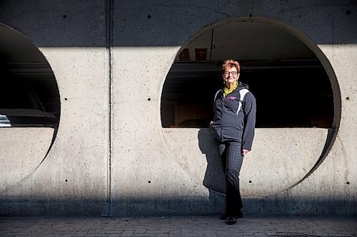 MIKAELA MACKENZIE / WINNIPEG FREE PRESS

Darlene Jackson, president of the Manitoba Nurses Union, poses for a portrait in front of the Health Sciences Centre in Winnipeg on Wednesday, Nov. 4, 2020. For Dylan story.

Winnipeg Free Press 2020