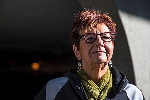 MIKAELA MACKENZIE / WINNIPEG FREE PRESS

Darlene Jackson, president of the Manitoba Nurses Union, poses for a portrait in front of the Health Sciences Centre in Winnipeg on Wednesday, Nov. 4, 2020. For Dylan story.

Winnipeg Free Press 2020