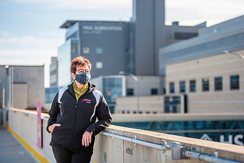 MIKAELA MACKENZIE / WINNIPEG FREE PRESS

Darlene Jackson, president of the Manitoba Nurses Union, poses for a portrait in front of the Health Sciences Centre in Winnipeg on Wednesday, Nov. 4, 2020. For Dylan story.

Winnipeg Free Press 2020