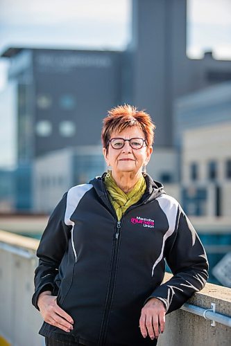 MIKAELA MACKENZIE / WINNIPEG FREE PRESS

Darlene Jackson, president of the Manitoba Nurses Union, poses for a portrait in front of the Health Sciences Centre in Winnipeg on Wednesday, Nov. 4, 2020. For Dylan story.

Winnipeg Free Press 2020