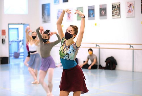 RUTH BONNEVILLE / WINNIPEG FREE PRESS

ENT - RWB

Royal Winnipeg Ballet  company dancers are navigating a new normal, documentary photos of one of their rehearsals in the world of COVID-19.

See Jen Zoratti's story.

Nov 5th,  2020