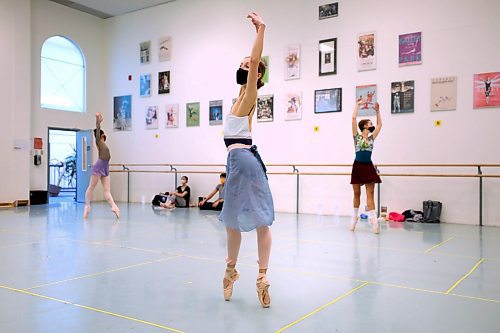 RUTH BONNEVILLE / WINNIPEG FREE PRESS

ENT - RWB

Royal Winnipeg Ballet  company dancers are navigating a new normal, documentary photos of one of their rehearsals in the world of COVID-19.

See Jen Zoratti's story.

Nov 5th,  2020