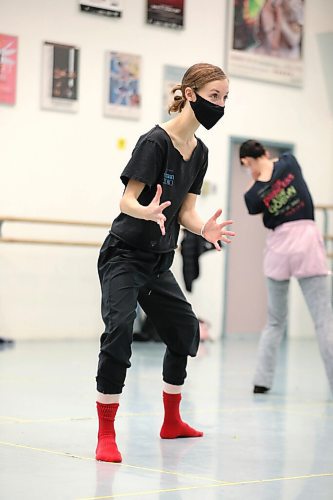RUTH BONNEVILLE / WINNIPEG FREE PRESS

ENT - RWB

Photo of RWB instructor, Sarah Joan Smith, working with company dancers during rehearsal.  

Royal Winnipeg Ballet  company dancers are navigating a new normal, documentary photos of one of their rehearsals in the world of COVID-19.

See Jen Zoratti's story.

Nov 5th,  2020