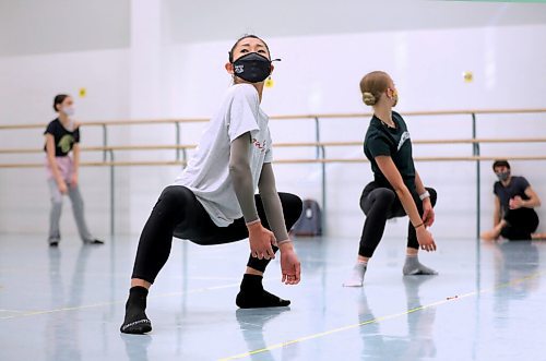 RUTH BONNEVILLE / WINNIPEG FREE PRESS

ENT - RWB
 
Photo of Yayoi Ban (front in grey t-shirt), with company dancer during rehearsal at RWB.  


Royal Winnipeg Ballet  company dancers are navigating a new normal, documentary photos of one of their rehearsals in the world of COVID-19.

See Jen Zoratti's story.

Nov 5th,  2020