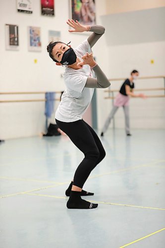 RUTH BONNEVILLE / WINNIPEG FREE PRESS

ENT - RWB

Royal Winnipeg Ballet  company dancers are navigating a new normal, documentary photos of one of their rehearsals in the world of COVID-19.

See Jen Zoratti's story.

Nov 5th,  2020