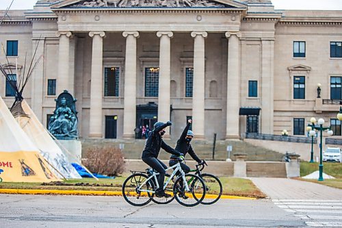 MIKAELA MACKENZIE / WINNIPEG FREE PRESS

University of Manitoba faculty hold a honk-a-thon at the Manitoba Legislative Building in Winnipeg on Thursday, Nov. 5, 2020. For --- story.

Winnipeg Free Press 2020