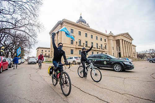 MIKAELA MACKENZIE / WINNIPEG FREE PRESS

University of Manitoba faculty hold a honk-a-thon at the Manitoba Legislative Building in Winnipeg on Thursday, Nov. 5, 2020. For --- story.

Winnipeg Free Press 2020