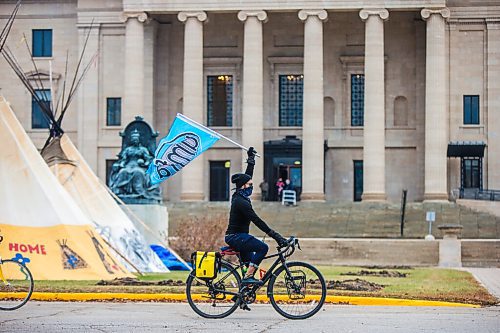 MIKAELA MACKENZIE / WINNIPEG FREE PRESS

University of Manitoba faculty hold a honk-a-thon at the Manitoba Legislative Building in Winnipeg on Thursday, Nov. 5, 2020. For --- story.

Winnipeg Free Press 2020