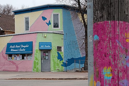 JESSE BOILY  / WINNIPEG FREE PRESS
Tara Zajac, executive director of the North Point Douglas Womens Centre, poses for a portrait outside the centre on Friday.  Friday, Nov. 6, 2020.
Reporter: Aaron Epp