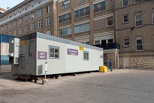 JESSE BOILY  / WINNIPEG FREE PRESS
A trailer unit outside the Health Science Centres McDernot entrance on Friday. Friday, Nov. 6, 2020.
Reporter: