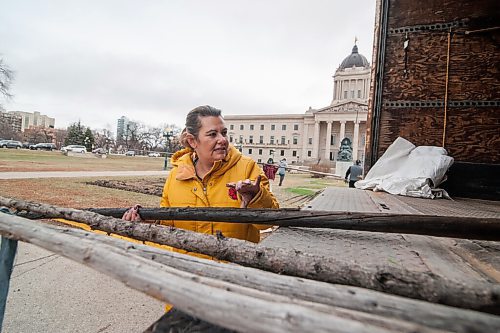 Mike Sudoma / Winnipeg Free Press
Cora Morgan, organizer of the team fast held at the Manitoba Legislative grounds, helps pack up the remnants of the tipis and supplies as Manitoba legislation has passed Bill 2
November 6, 2020