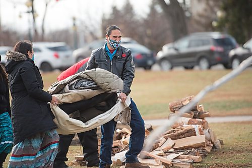 Mike Sudoma / Winnipeg Free Press
Fasters in protest of Manitobas Bill 2, pack up two tipis that were placed on the legislative grounds Friday afternoon as the bill was passed earlier Friday morning
November 6, 2020
